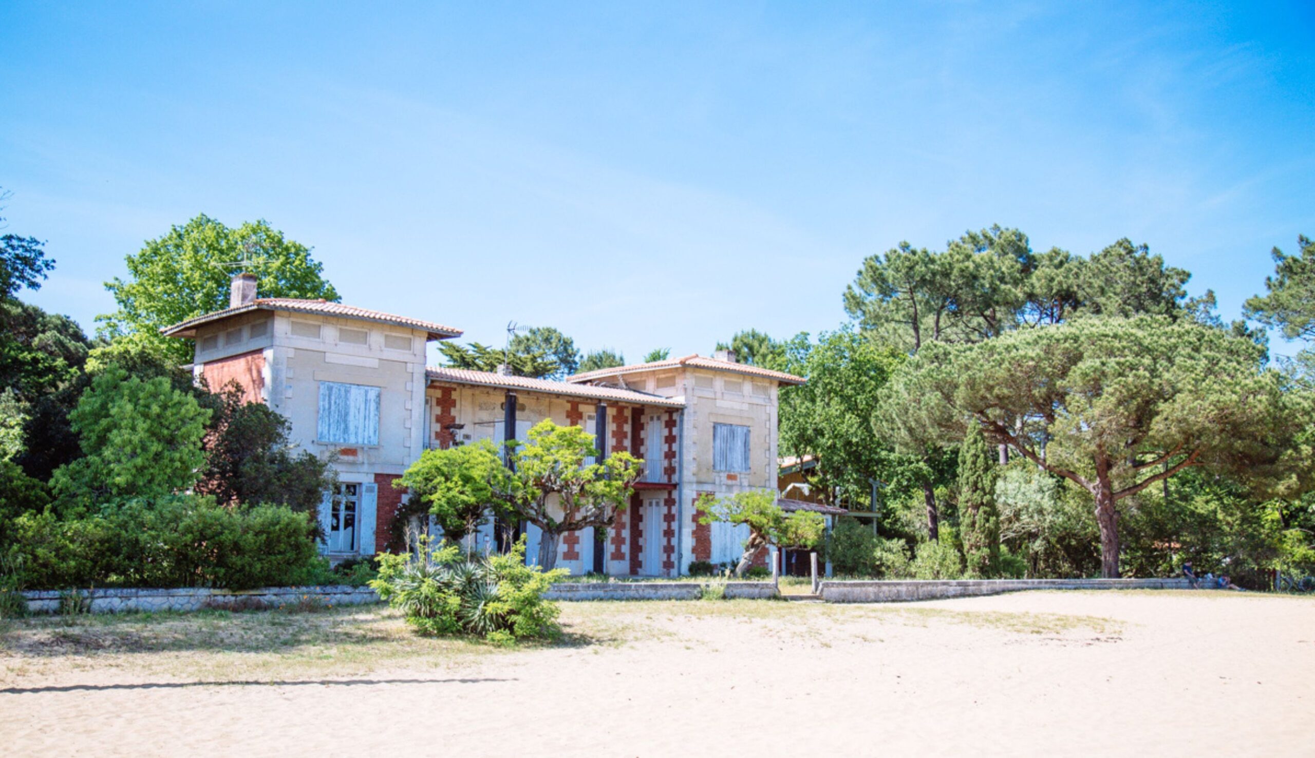 La plage des Hirondelles doit son nom à la superbe villa 19e qui donne sur le sable !