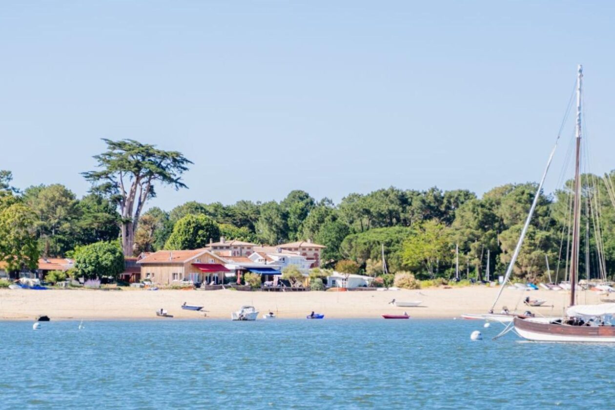 Profitez des bateaux traditionnels qui se baladent le long de la plage des Hirondelles à Lège-Cap Ferret