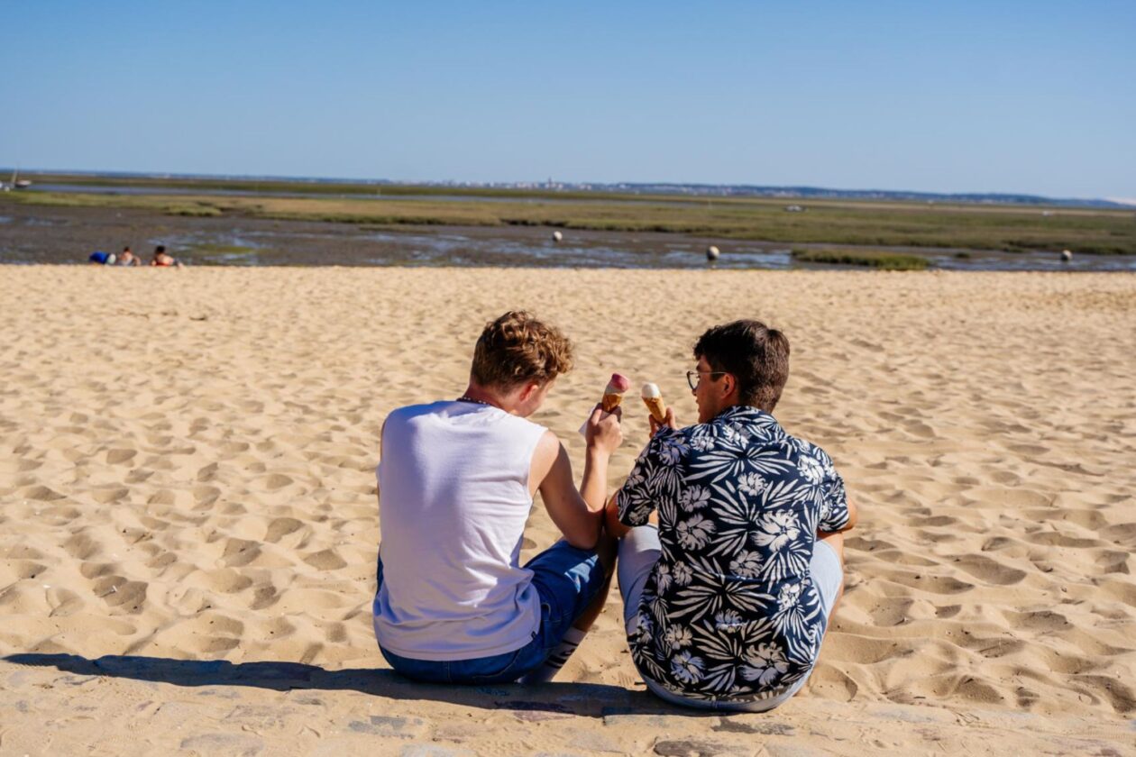 Partagez une glace entre amis sur la plage de la Croix des Marins à Lège-Cap Ferret !