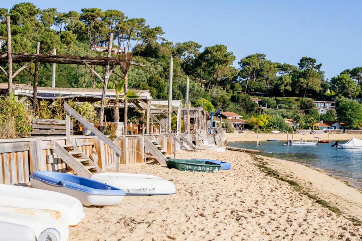 Les maisons de l'Herbe ont presque les pieds dans le sable à Lège-Cap Ferret !
