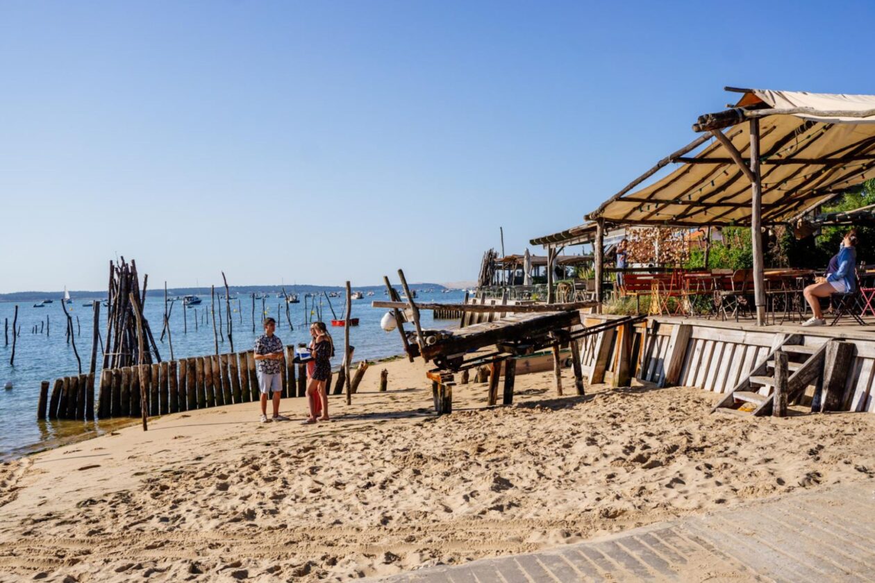 Admirez le Bassin depuis les cabanes ostréicoles du village de l'Herbe à Lège-Cap Ferret