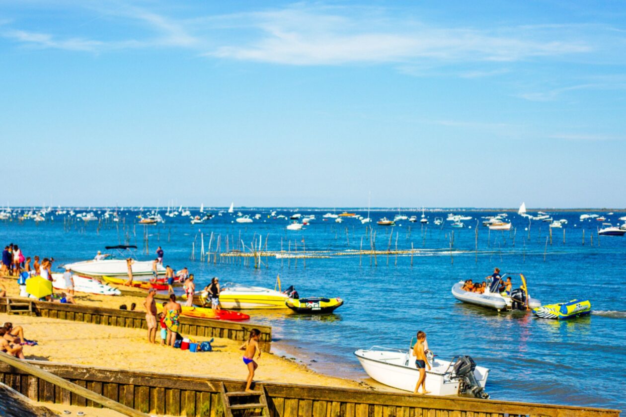Les enfants adorent jouer entre les pontons de la plage de l'Herbe !
