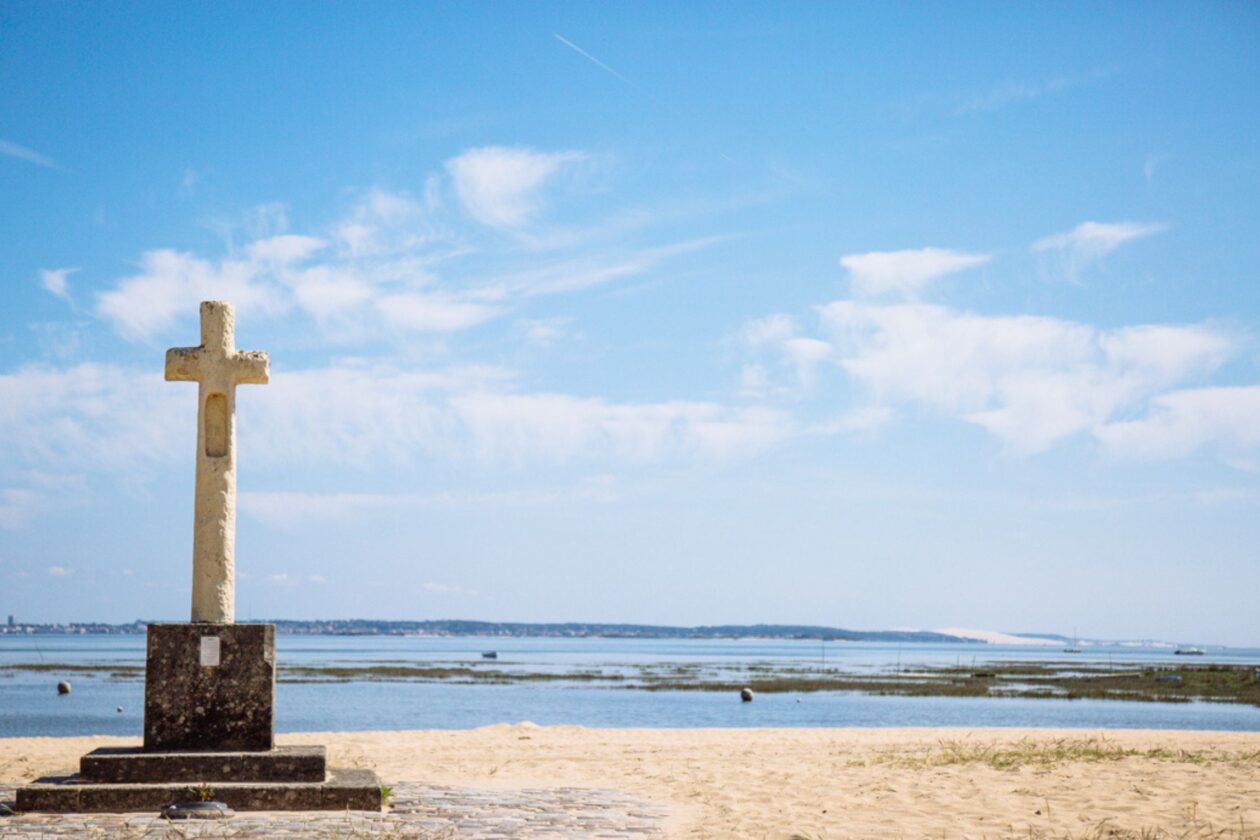 La plage de la Croix des Marins de Lège-Cap Ferret doit son nom à sa croix planté dans le sable.