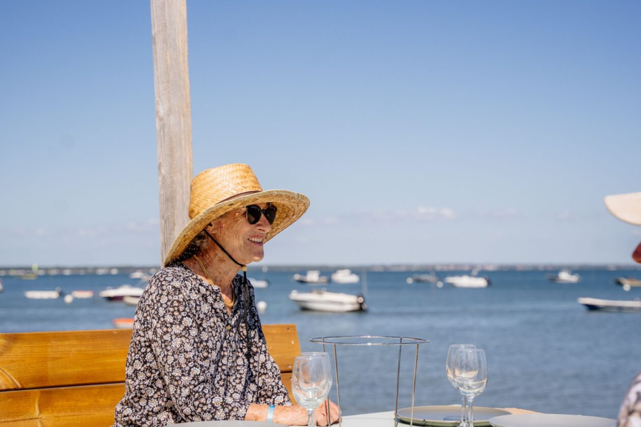 Partagez une assiette d'huîtres face au bassin directement sur la plage des Jacquets !