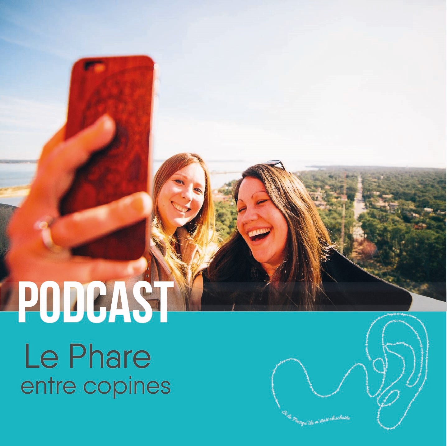 Deux amies, remplies de joie, immortalisent leur moment au sommet du phare en prenant une photo souvenir, avec une vue imprenable qui ajoute à la magie de l'instant.