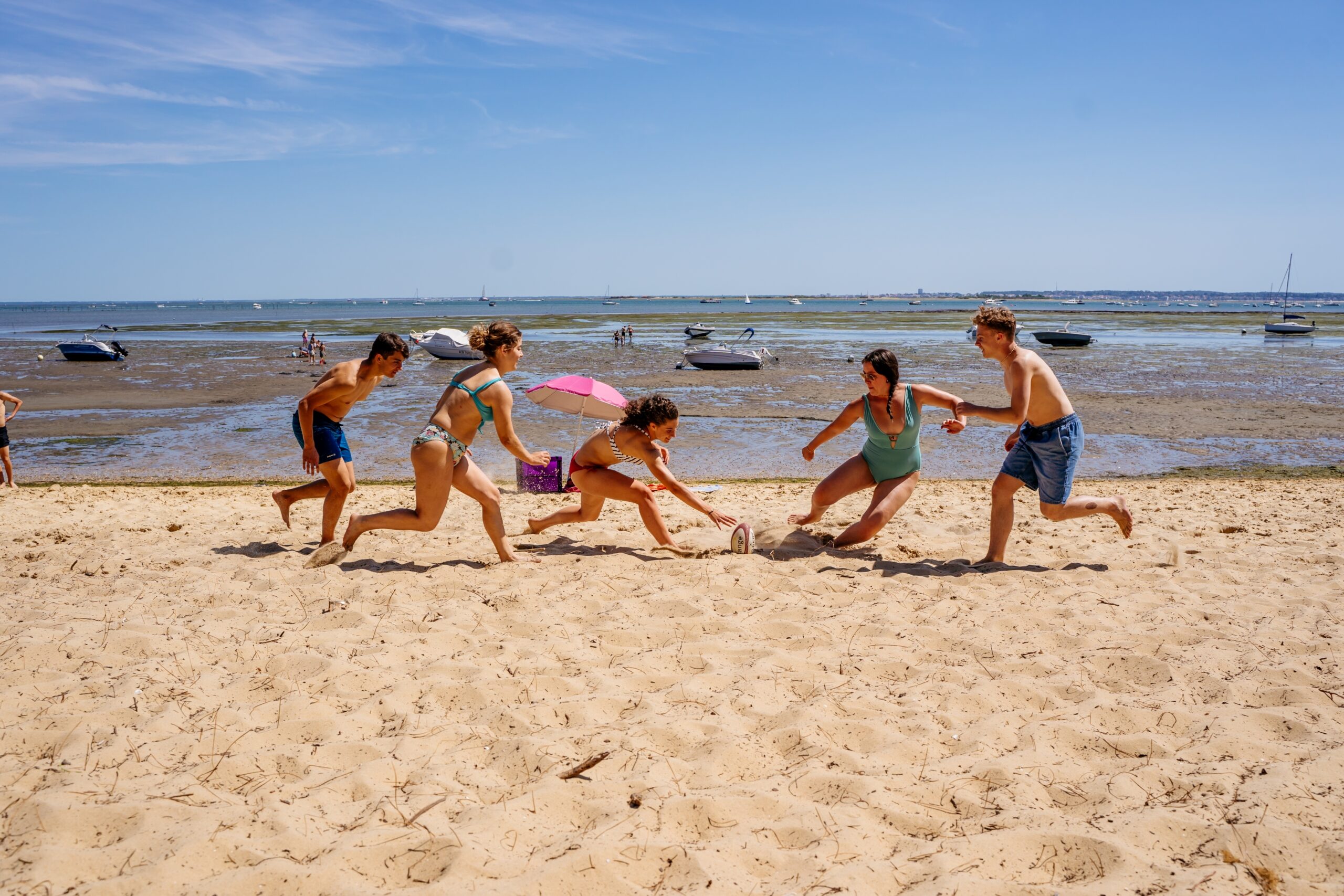 Des enfants s'amusent sur la plage des Jacquets.