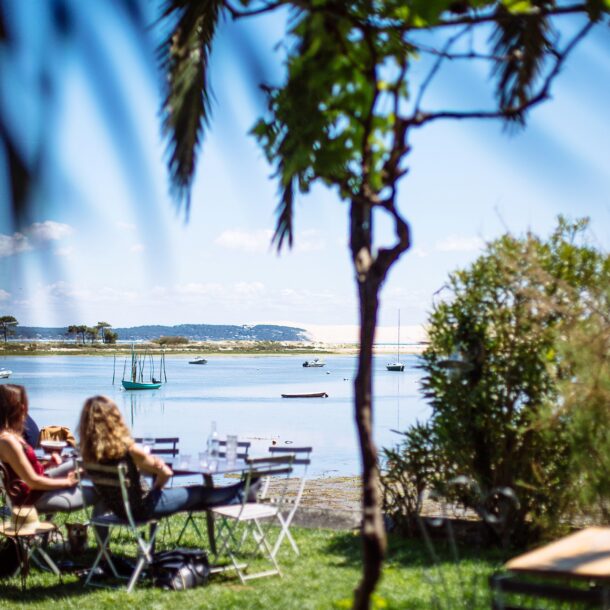 Deux femmes assises à table bronzent au soleil