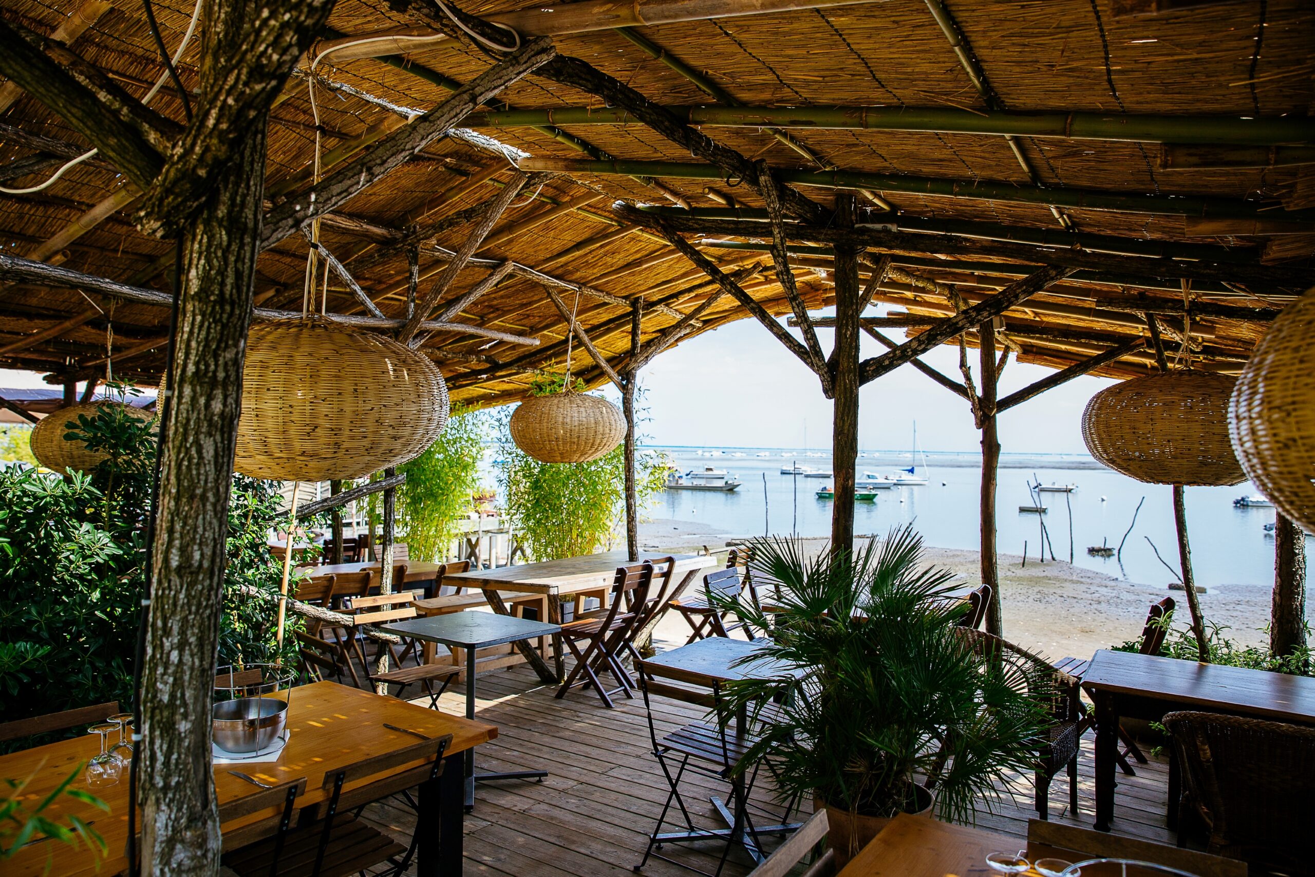 Vue d'une terrasse avec le Bassin derrière d'un restaurant à Calouey.