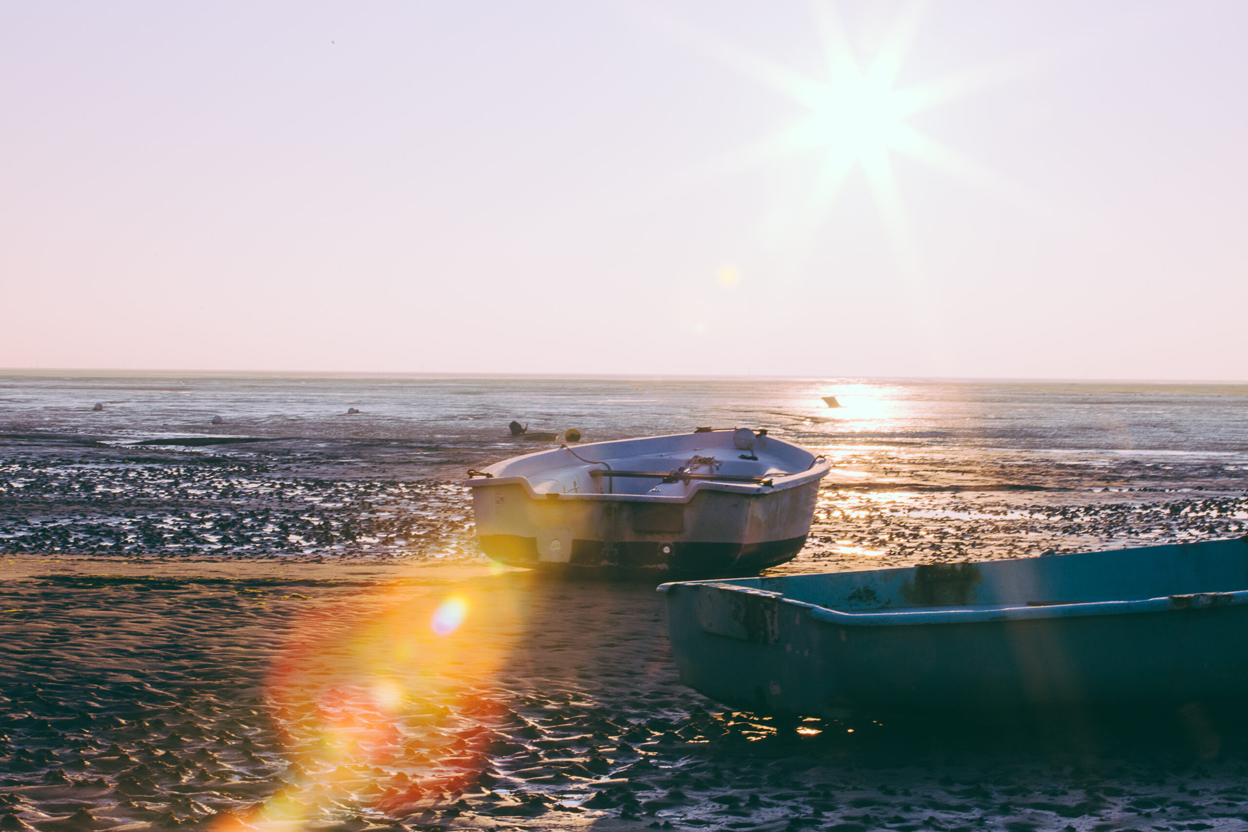 Les croix des marins au lever du soleil. 