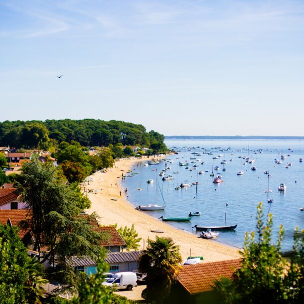 La Pointe au chevaux, une vue sur les maisons au bord de la plage et le bassin.