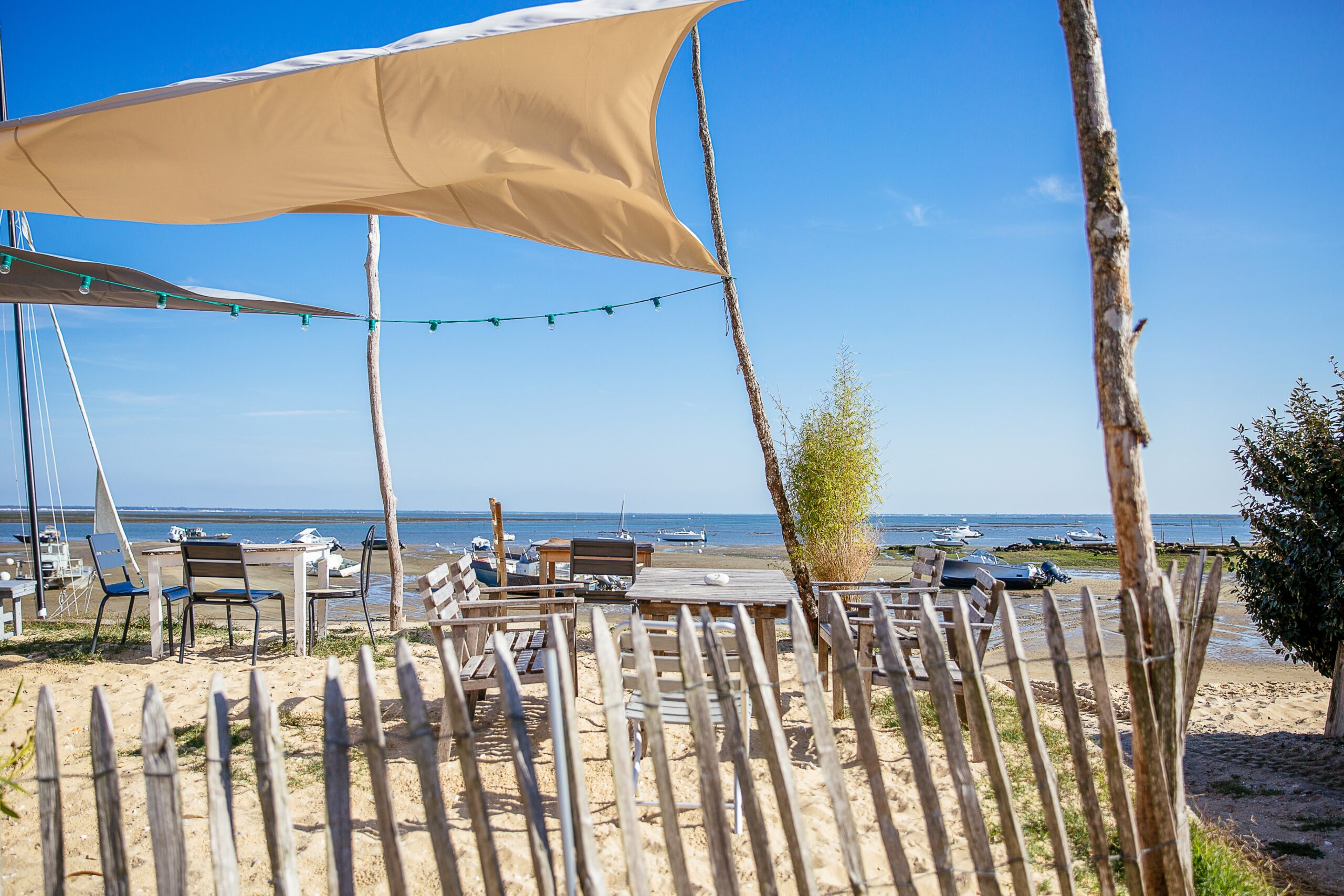 Terrasse au bord du bassin sur la plage des Jacquets.
