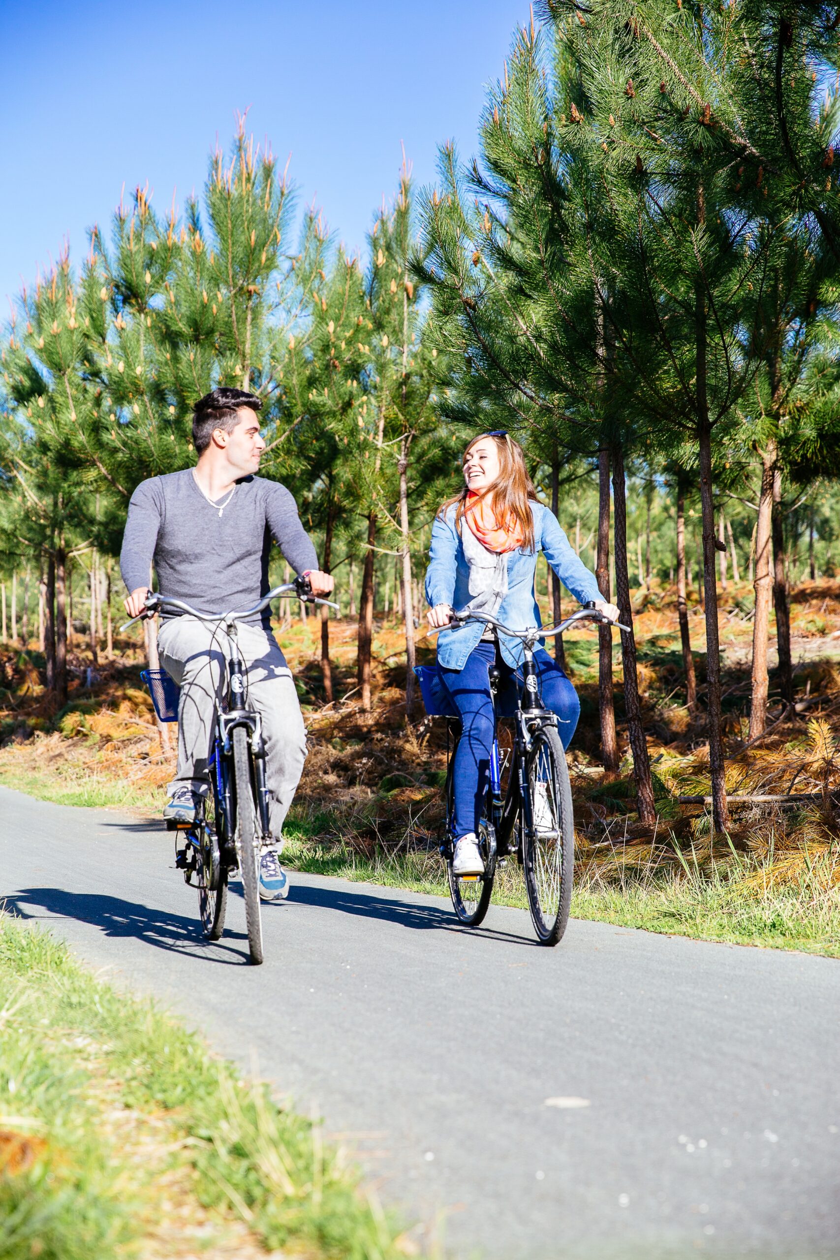Une balade en vélo en couple dans la forêt au printemps.