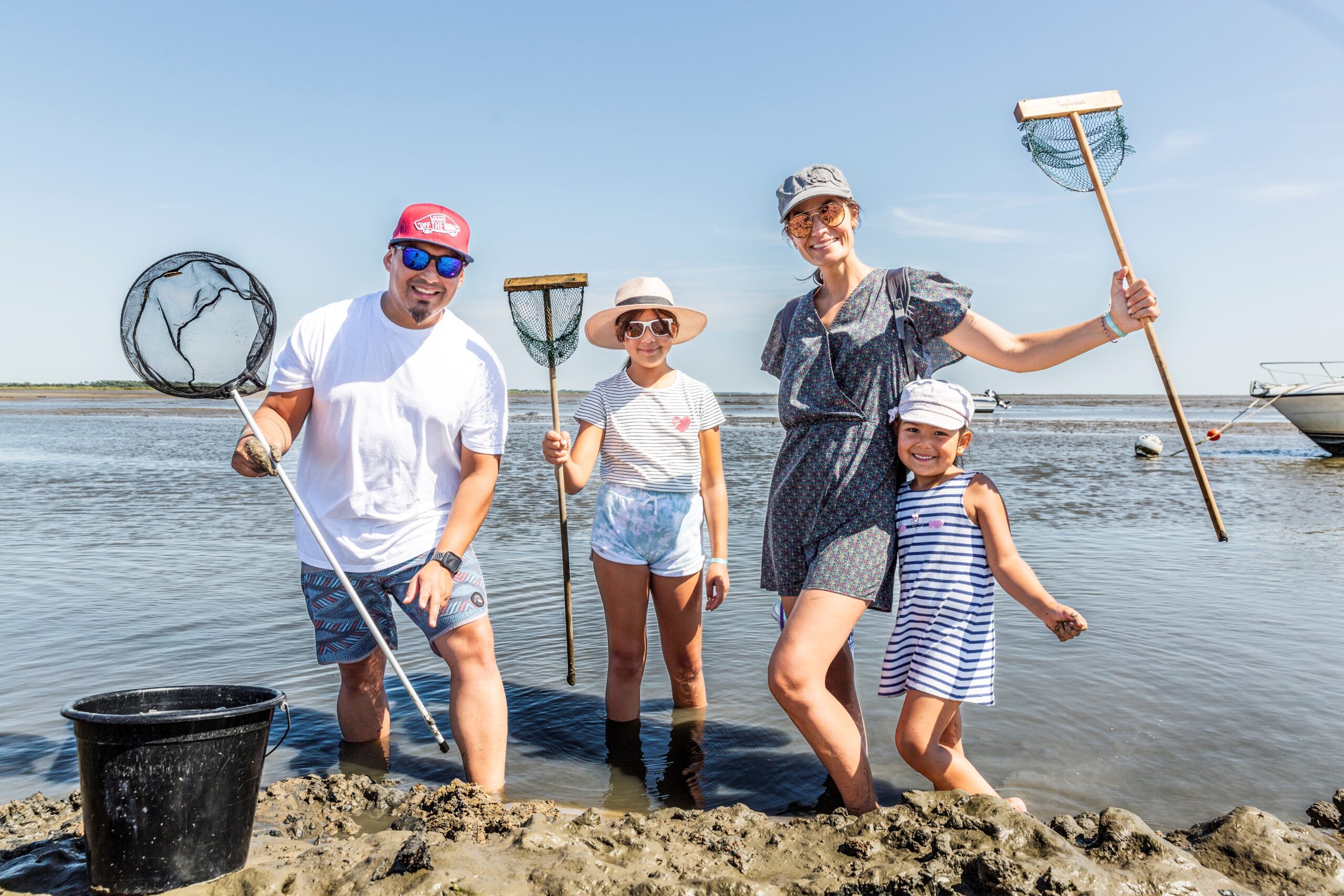 Une famille fait de la pêche à pied une activité organisé par le camping des pastourelles. 