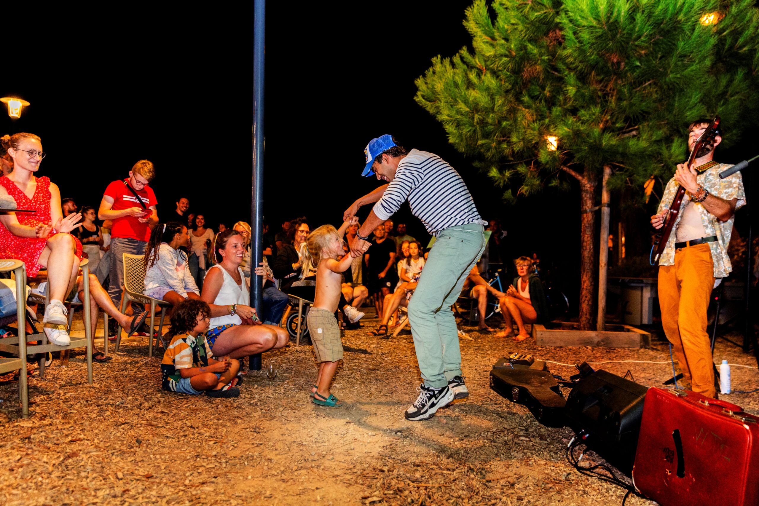une soirée organisée par le camping des pastourelles où un groupe à était invité. On peut voir père avec son enfant dancer sur la piste de dance. 