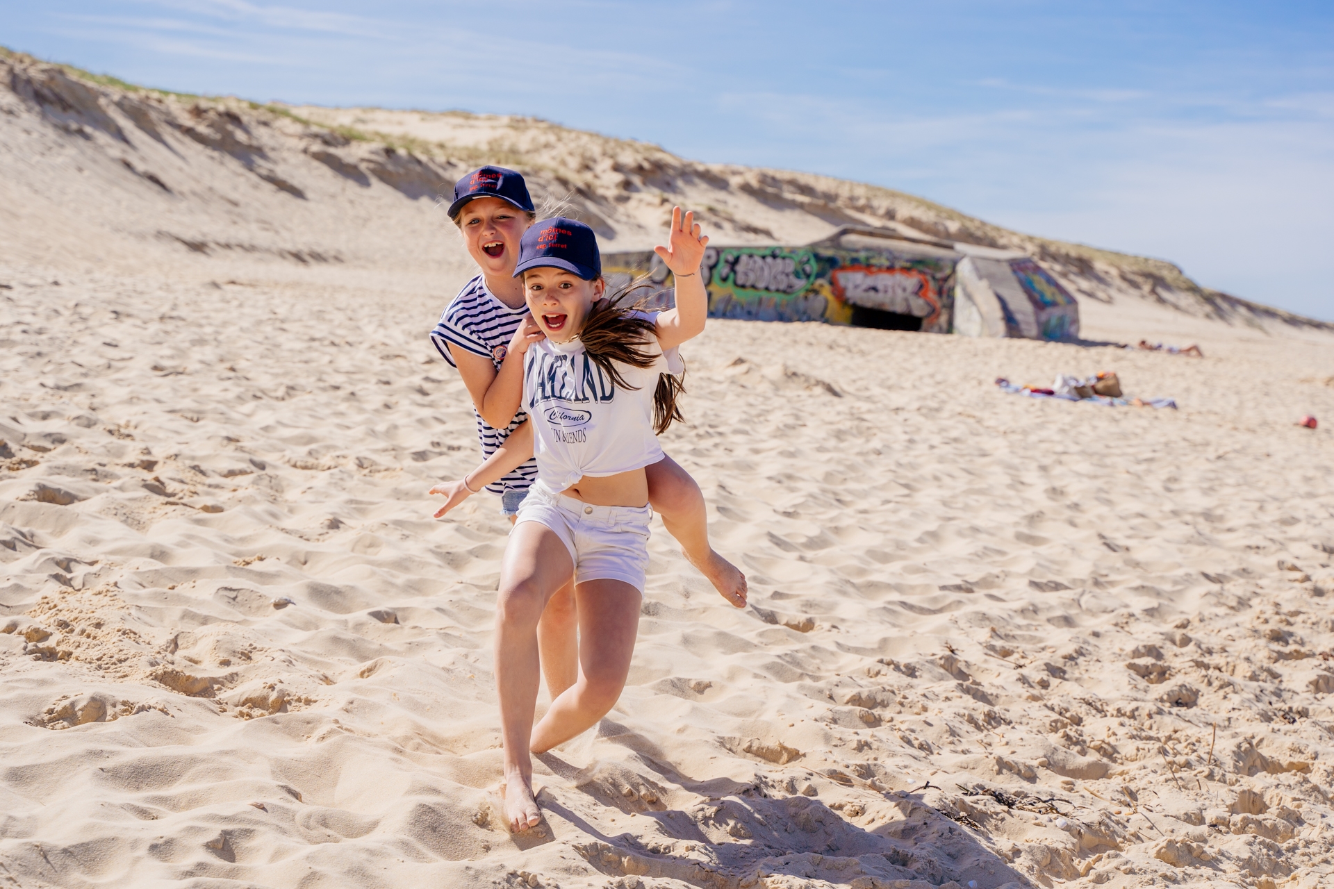 Deux enfants s'amusent sur la plage océane de l'Horizon au Cap Ferret.