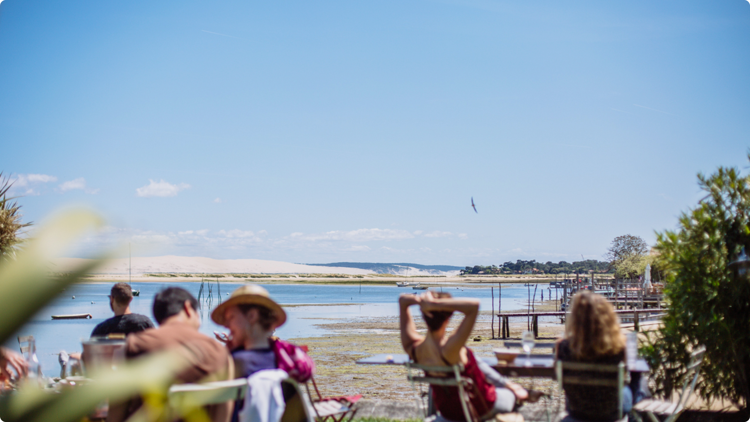 Restaurent d'une terrasse au bord du bassin