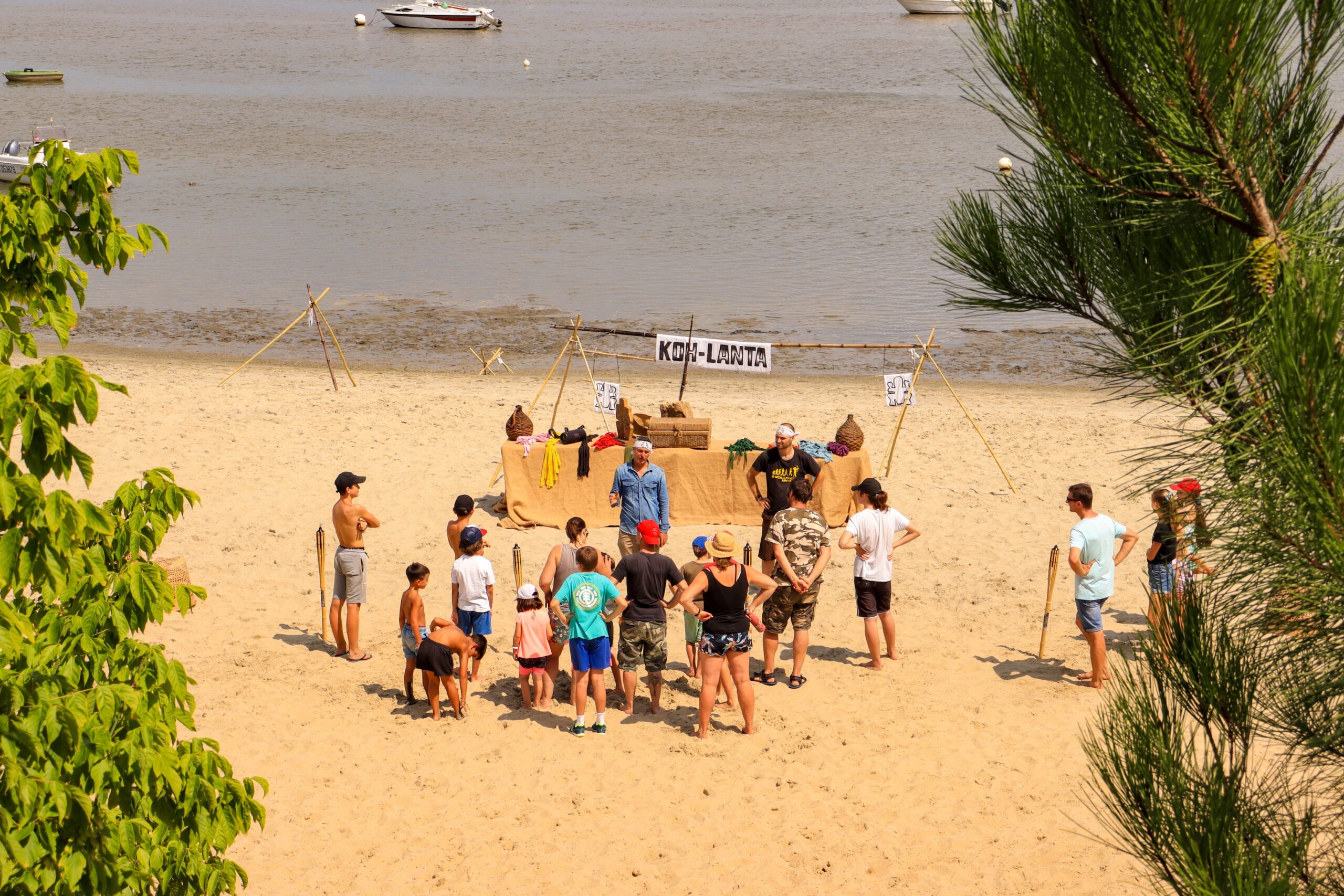 Un groupe de jeune qui s'amuse sur la plage du bassin à Claouey. Ils font un kohlanta, une activité du camping les pastourelles.