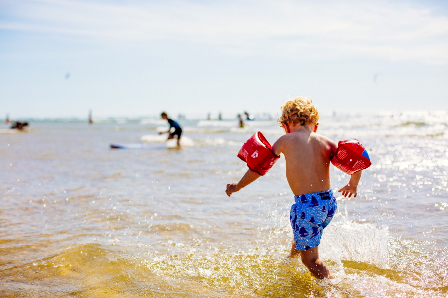 Un enfant court dans le bassin.