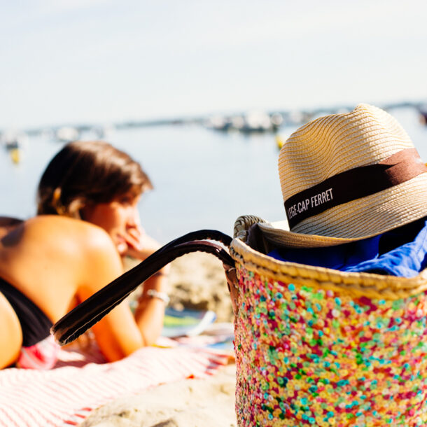 femme qui bronze sur la plage.