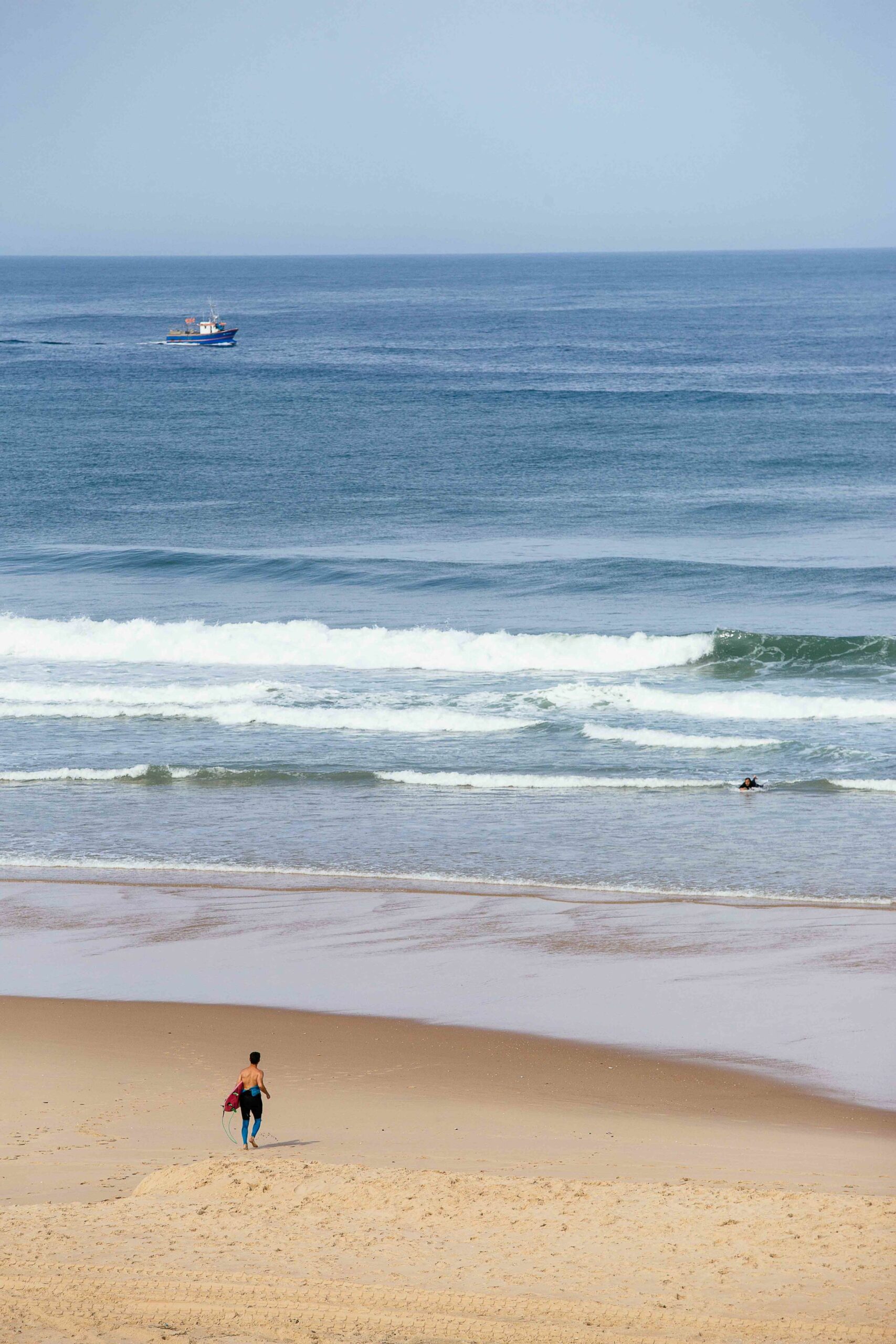un surfeur se prépare à aller dans l'océan.