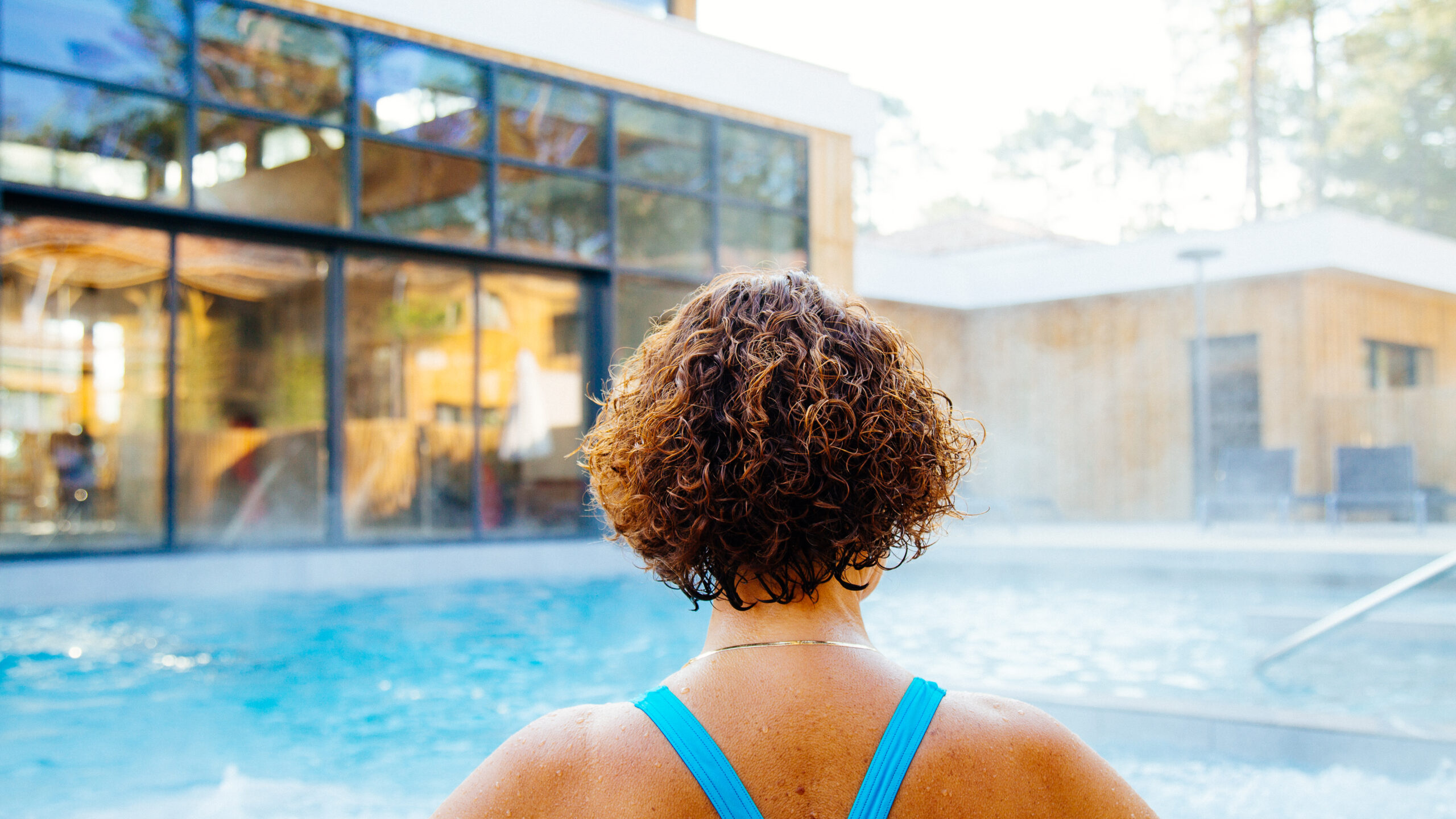 Une femme se relaxe dans un Spa au Balneo Serge Blanco