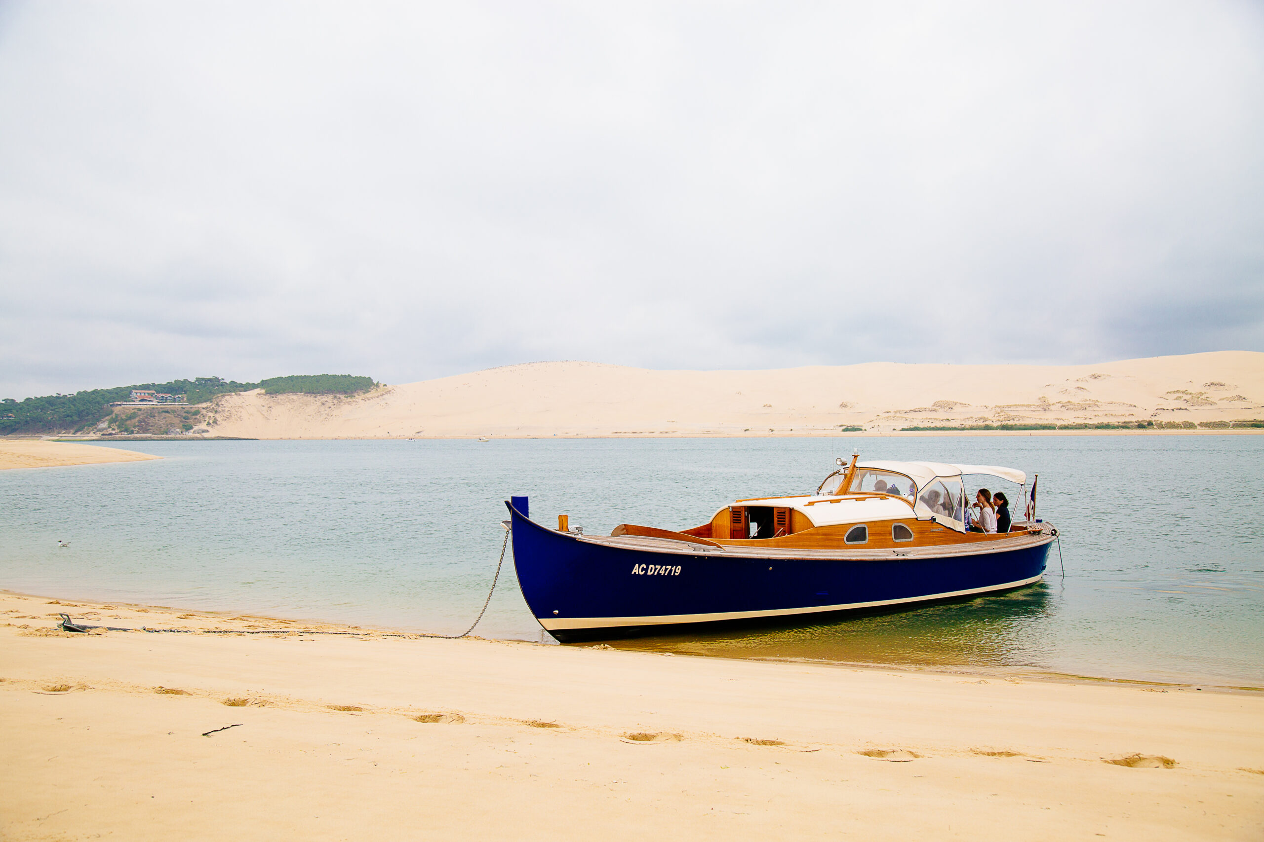 Bateau posait sur le band d'arguin.