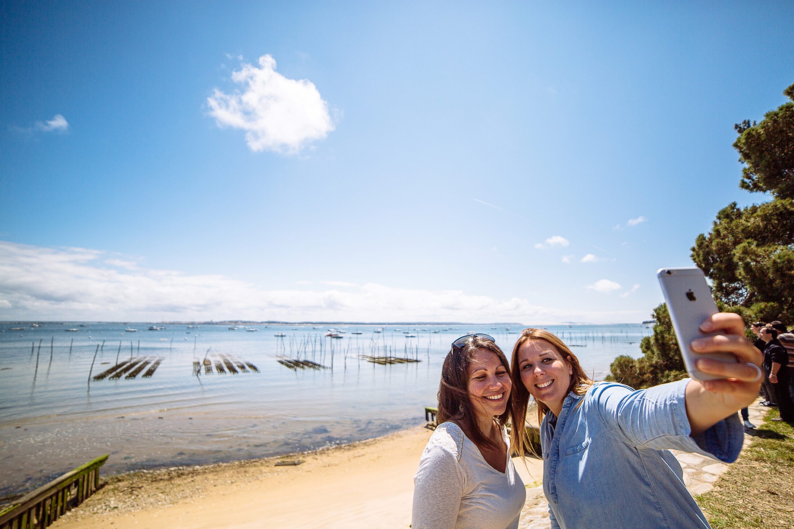 Deux copines se prennent en photos avec à l'arrière plan le Bassin.