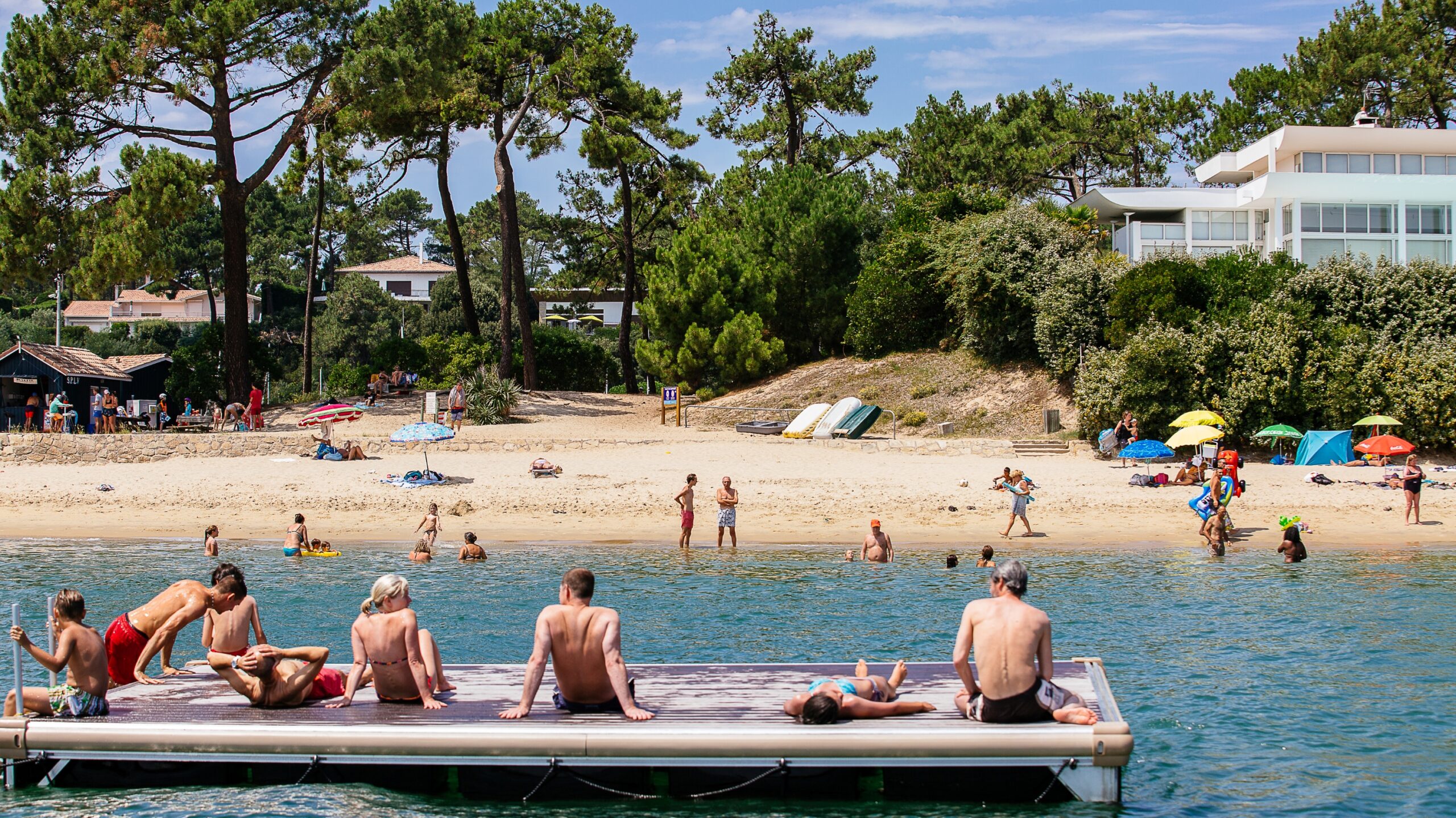 On se beigne à la plage de la Vigne.