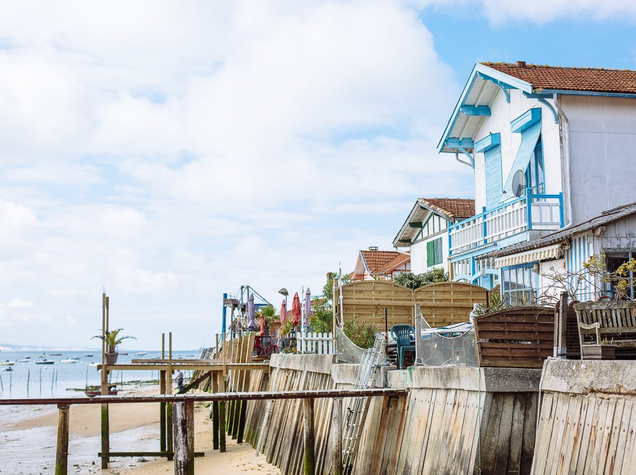 Des maisons typiques au bord du Bassin d'Arcachon.