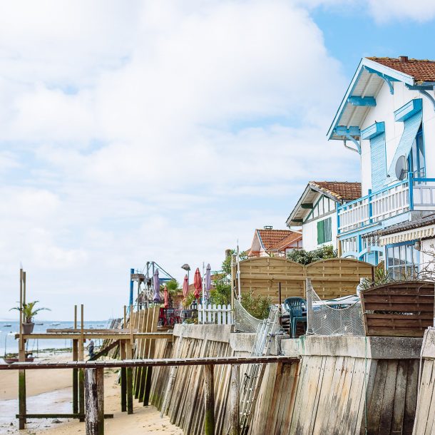 Des maisons typiques au bord du Bassin d'Arcachon.