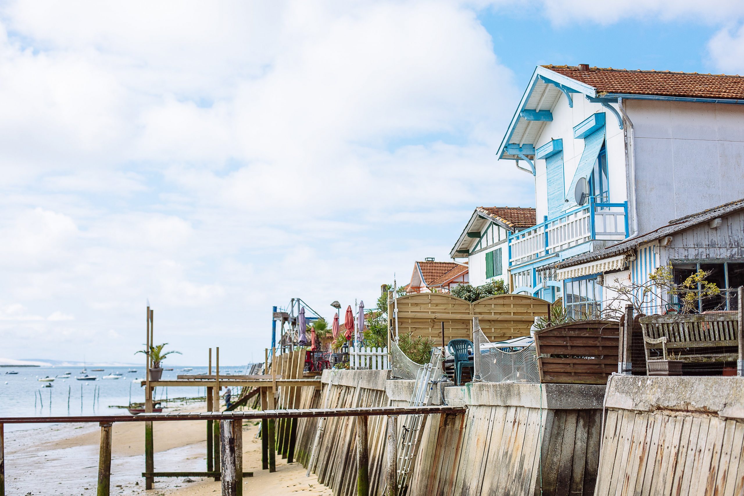 Des maisons typiques au bord du Bassin d'Arcachon.