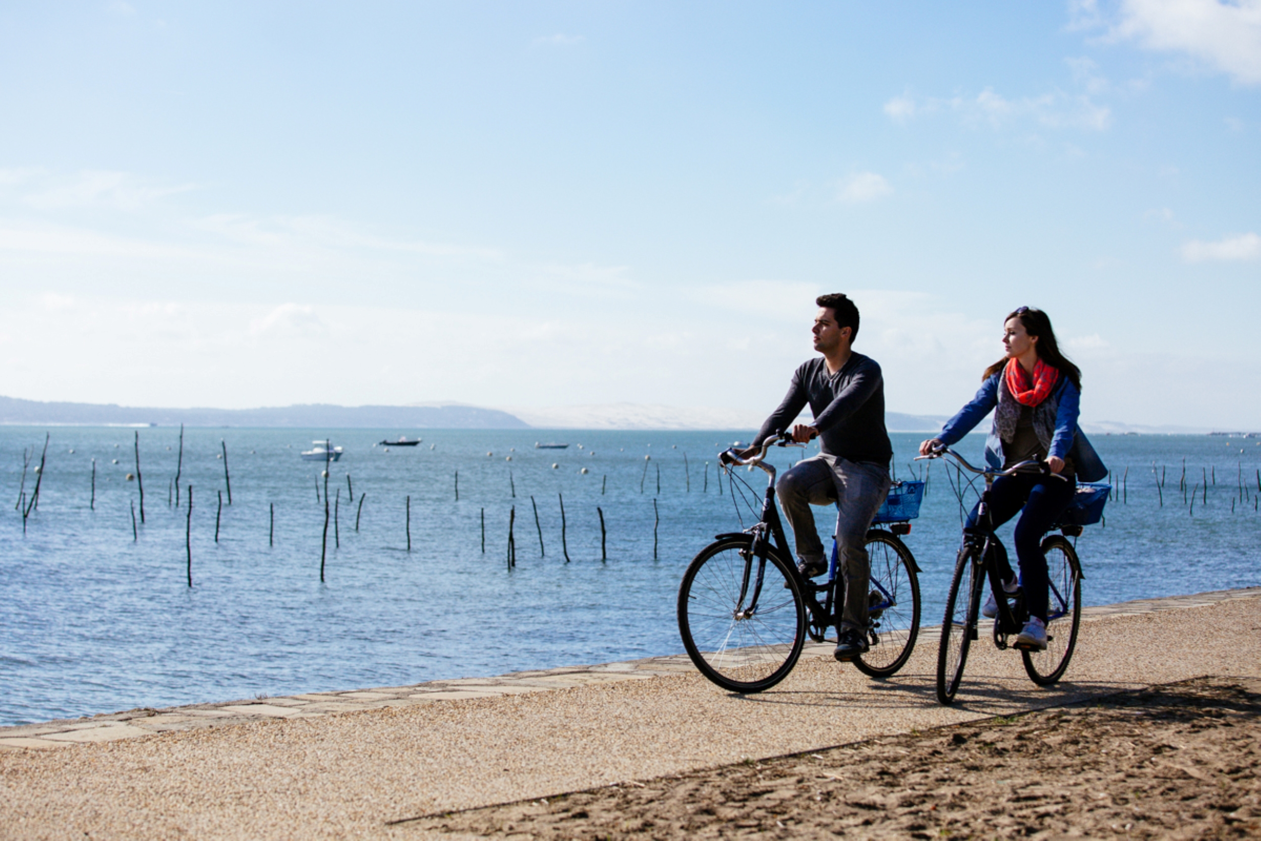 Balades à vélos en amoureux au bord du bassin à l'Herbe.