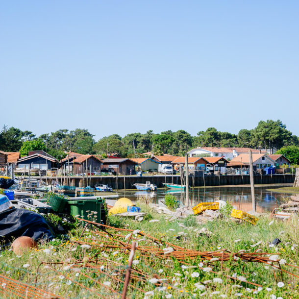 Une vue sur les habitations qui sont au bord du Bassin à Piraillan.