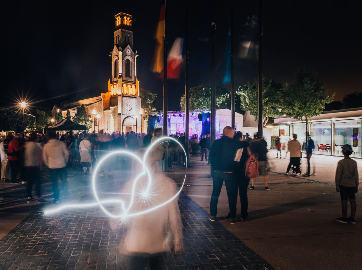 La place de Lège-Cap Ferret avec en fond on peut voir l'église.