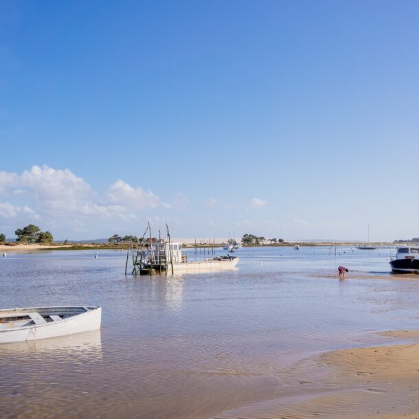 Vue sur la plage du Mimbeau avec le bassin et les bateaux de pêche.