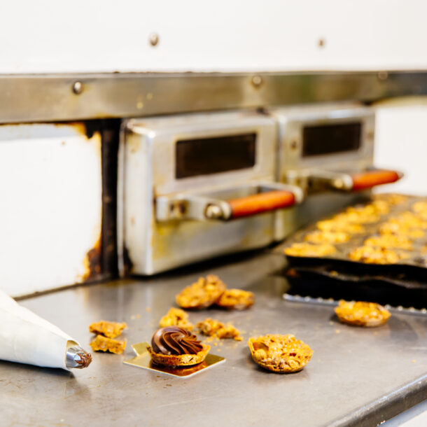 Photo prise pendant la fabrication d'un gâteau.