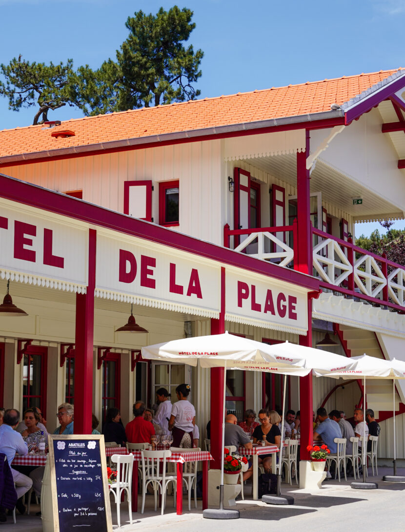 La devanture de l'Hôtel De La Plage.