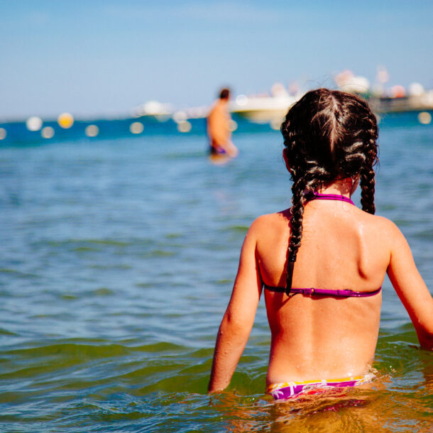 Une jeune fille se baigne dans le bassin.