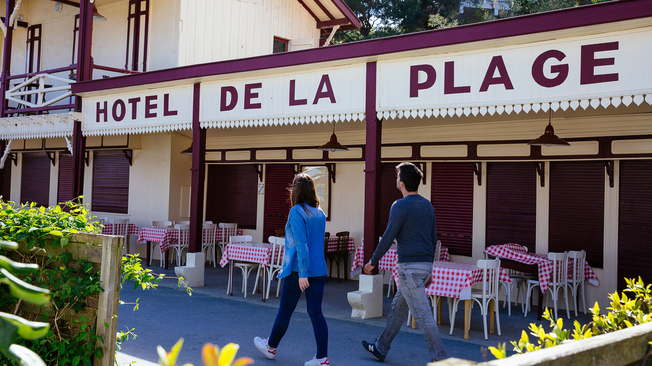 La devanture de l'Hôtel De La Plage.