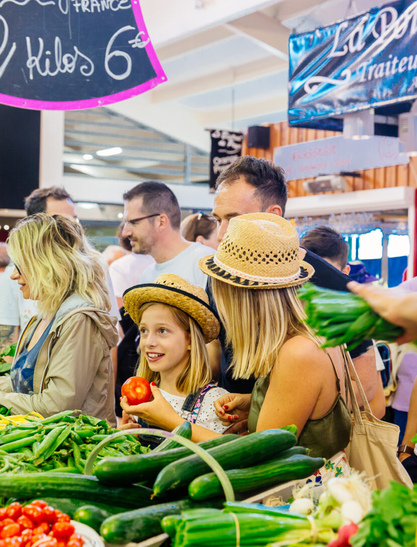 Une famille au marché