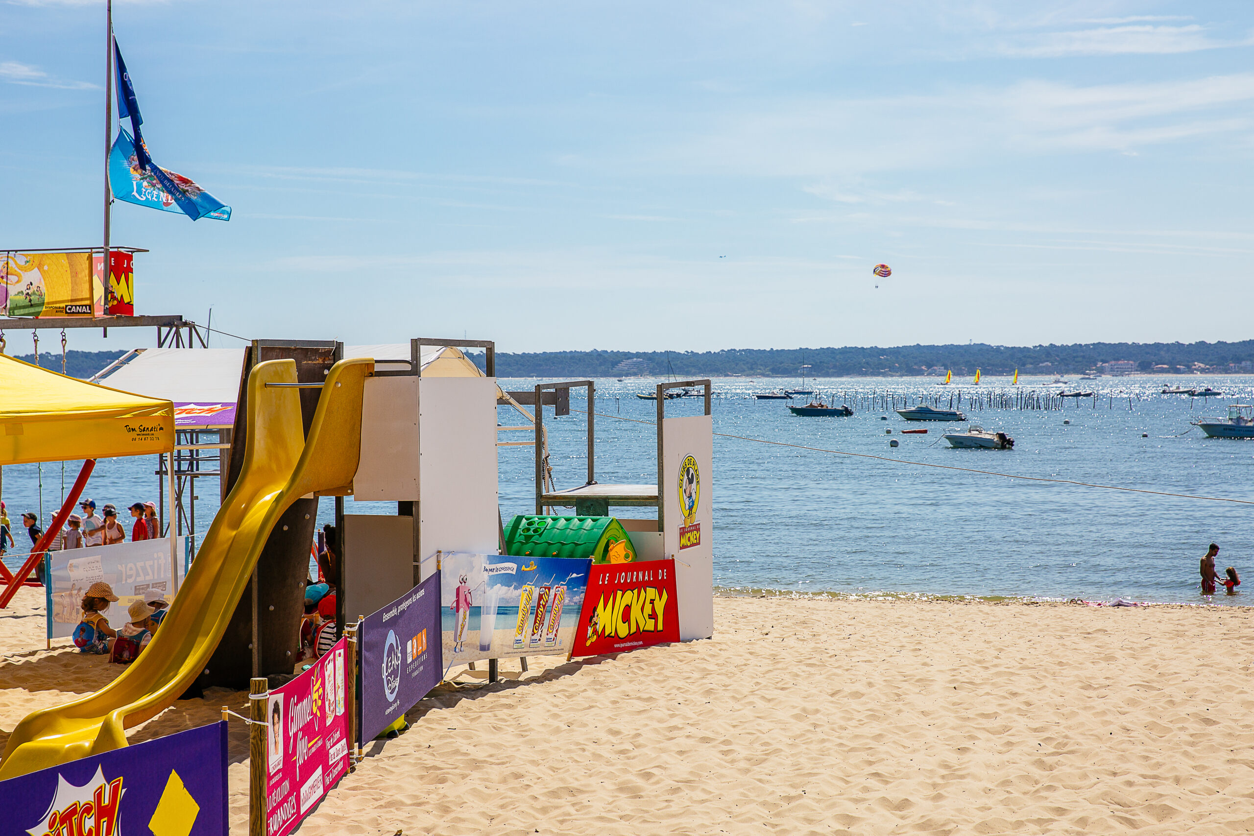 Une plage du bassin sur le Cap Ferret où on peut voir le Club Mickey les hippocampes.