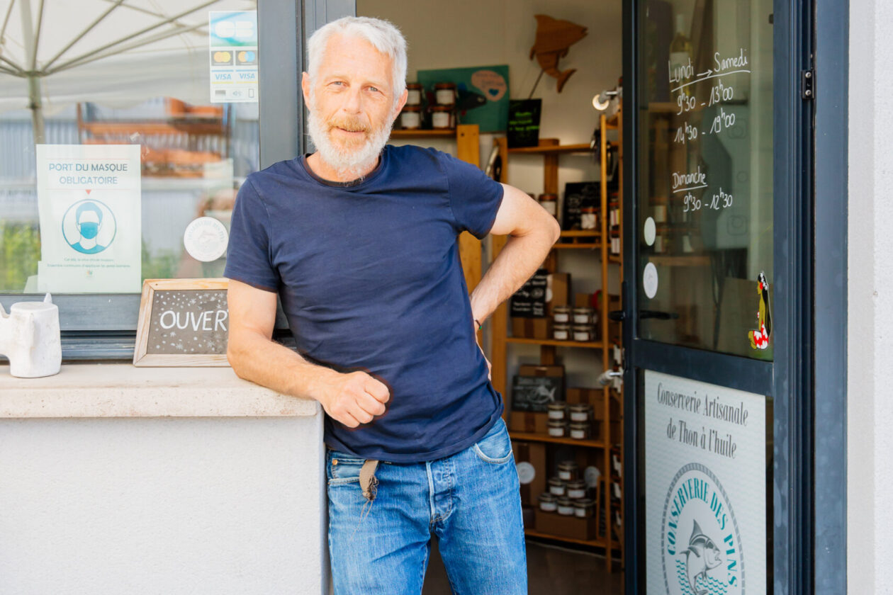 Le gérant de la fumette devant son magasin.