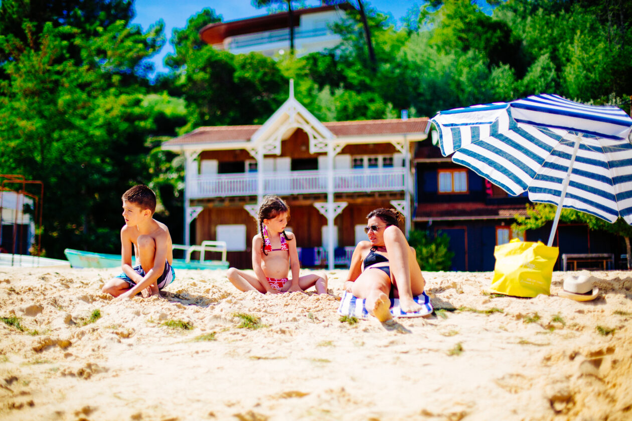 Une famille s'amuse sur la plage.