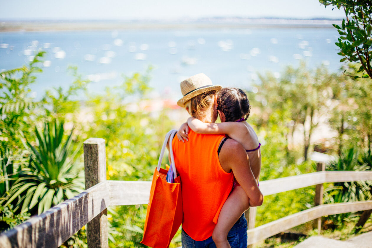 Une mère montre à sa fille au loin le Bassin et les bateaux qu'on peut apercevoir.