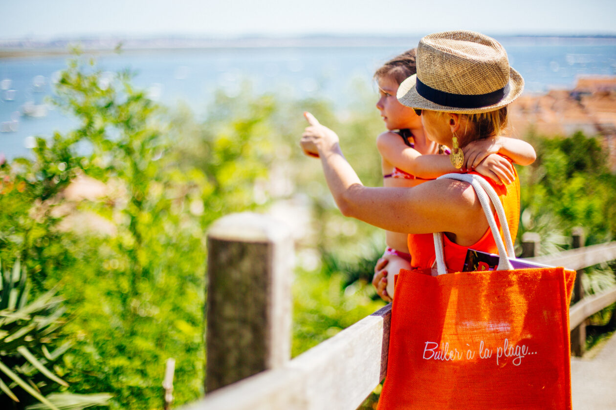 Une mère montre à sa fille au loin le Bassin et les bateaux qu'on peut apercevoir.