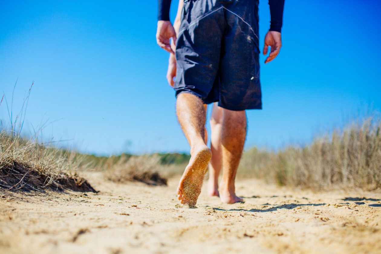 une personne marche sur la plage.