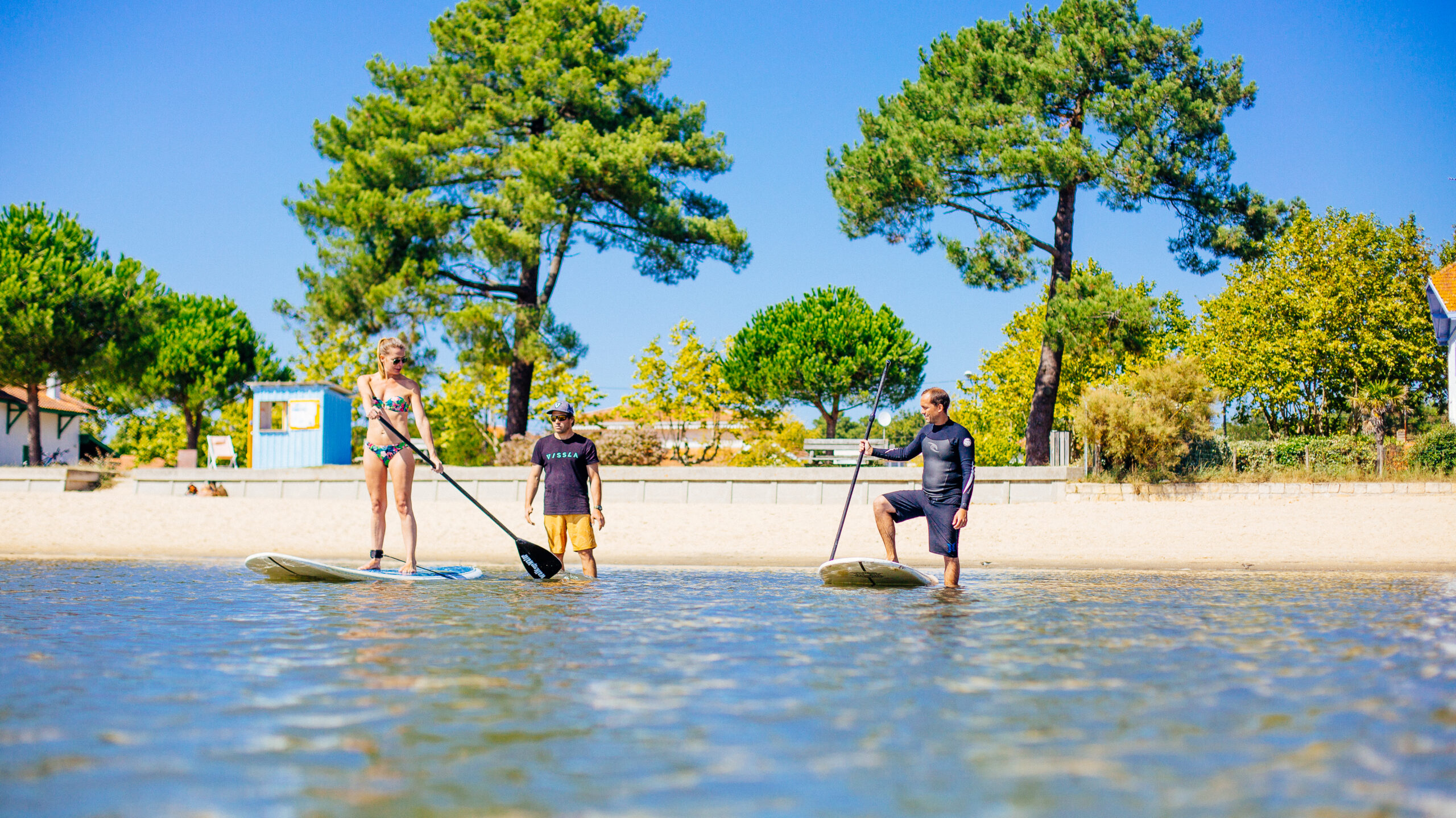 Deux personnes s’amusent sur des paddles, glissant sur les eaux du Bassin d’Arcachon.