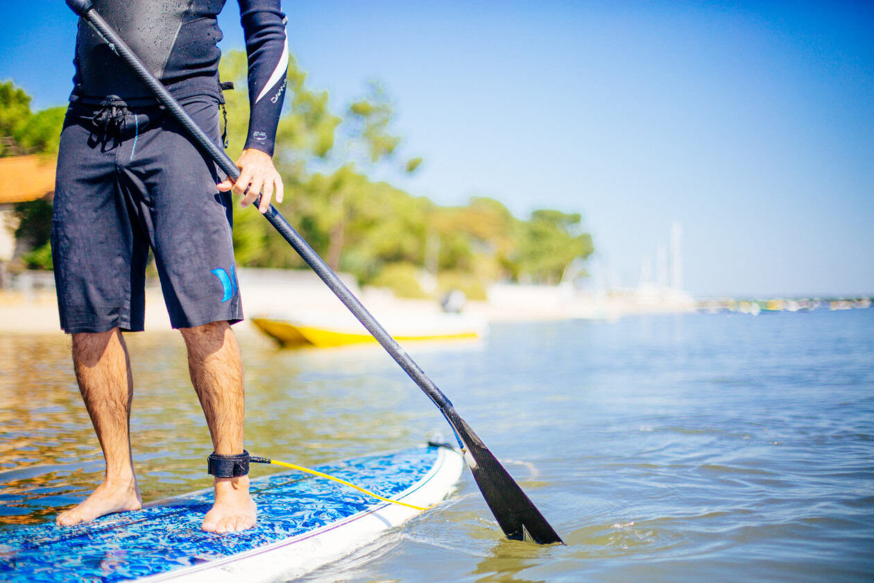 Deux personnes s’amusent sur des paddles, glissant sur les eaux du Bassin d’Arcachon.