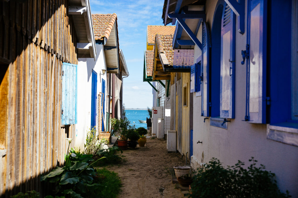 Vue des cabanes typiques du Canon avec au loin le Bassin.