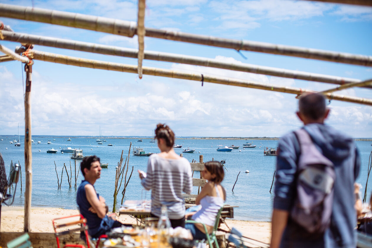 Restaurants, cabanes à huitres au bord du bassin à l'Herbe.